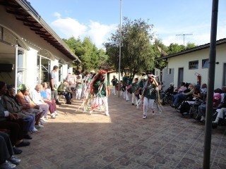 Grupo de Congado Nossa Senhora do Rosário  e São Sebastião realiza apresentação no Lar Comunitário Santa Maria.