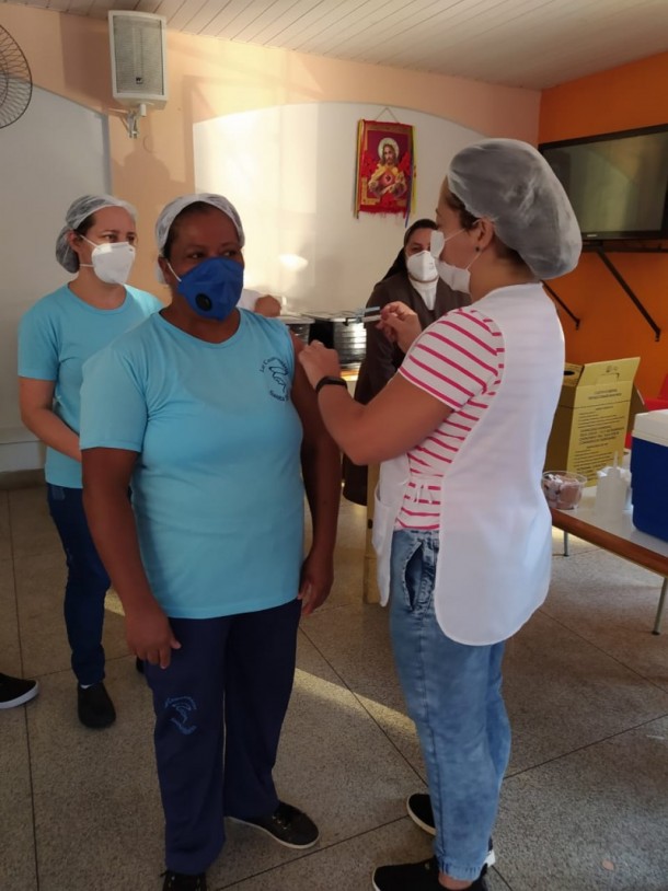 Colaboradores do Lar comunitário  Santa Maria  são vacinados contra COVID- 19.